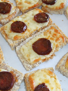 Una foto de Tostaditas de cheddar y chorizo picante