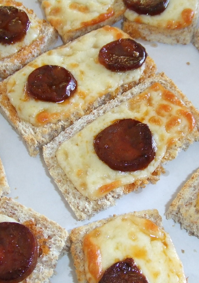 Una foto de Tostaditas de cheddar y chorizo picante