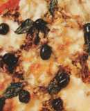 Pizza integral de atún y queso de cabra