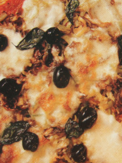 Una foto de Pizza integral de atún y queso de cabra