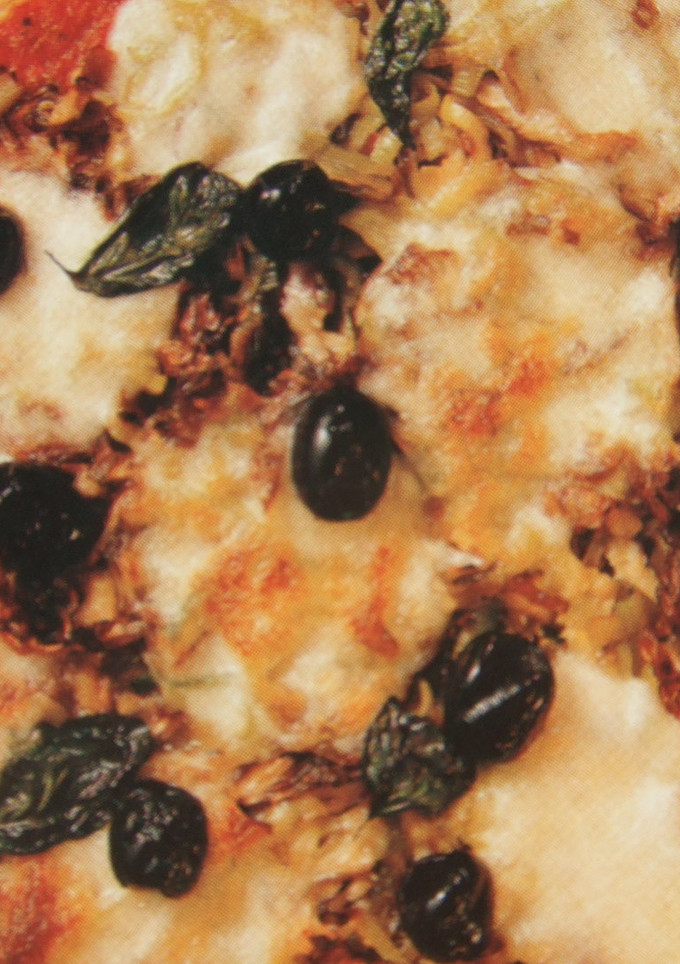 Una foto de Pizza integral de atún y queso de cabra