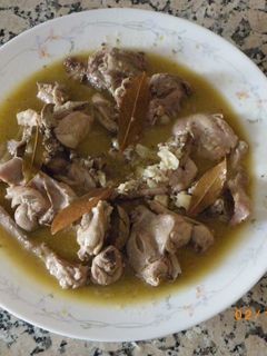 Una foto de Conejo al ajillo con vino blanco