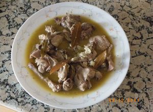 Una foto de Conejo al ajillo con vino blanco