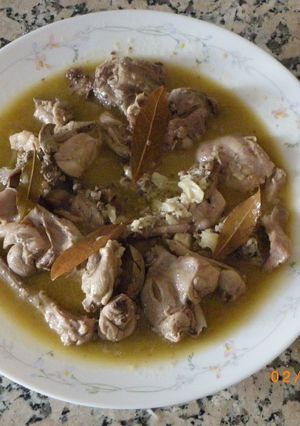 Una foto de Conejo al ajillo con vino blanco
