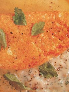 Una foto de Omelette rellena de champiñones en salsa