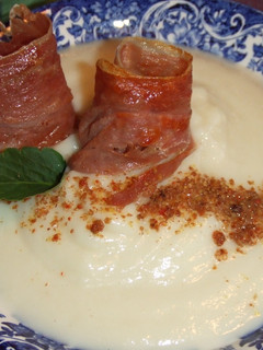 Una foto de Crema de coliflor con almendras y crujiente de jamón