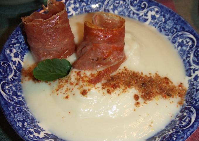 Foto principal de Crema de coliflor con almendras y crujiente de jamón
