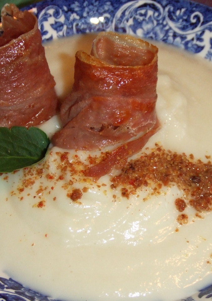 Una foto de Crema de coliflor con almendras y crujiente de jamón