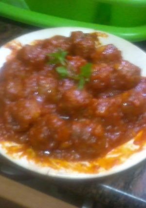 Una foto de Albóndigas de carne con tomate