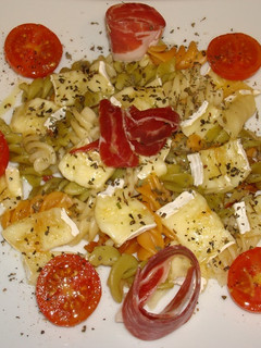 Una foto de Ensalada tibia de pasta, queso brie y jamón iberico