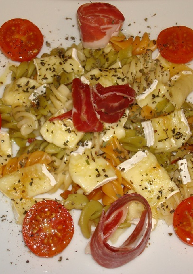 Una foto de Ensalada tibia de pasta, queso brie y jamón iberico