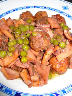 Una foto de Calamar con guisantes y albóndigas