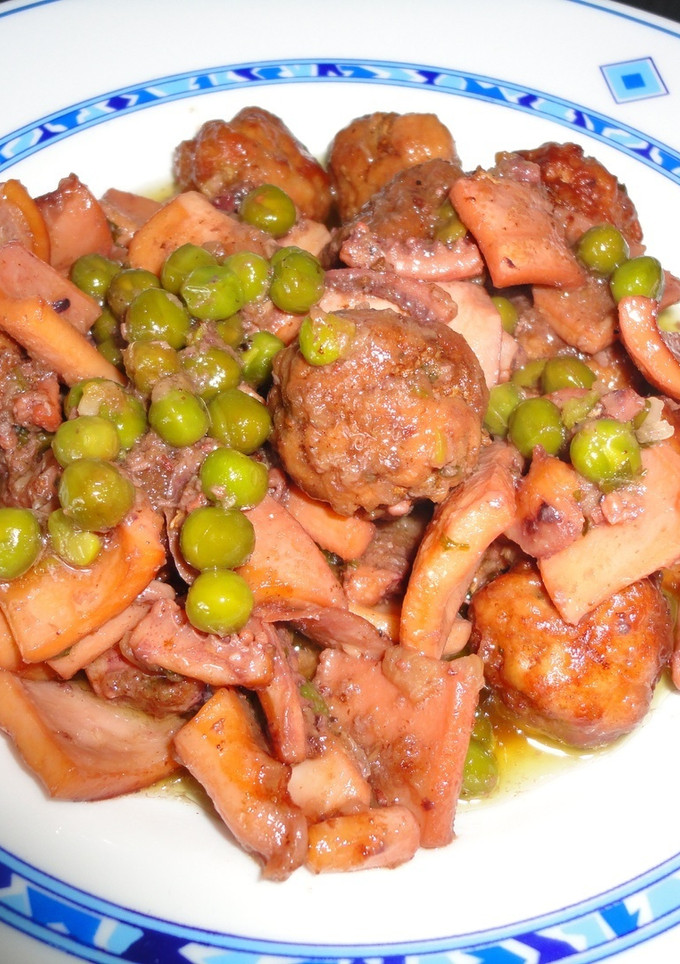 Una foto de Calamar con guisantes y albóndigas