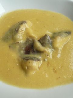Una foto de Crema de patata y puerros con setas