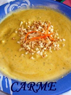 Una foto de Crema de calabacín con almendras tostadas