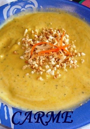 Una foto de Crema de calabacín con almendras tostadas