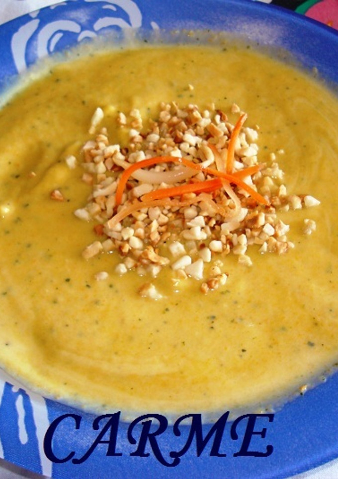 Una foto de Crema de calabacín con almendras tostadas