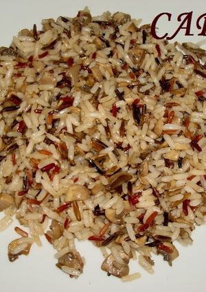Una foto de Arroz y champiñones salteados