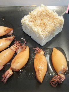 Una foto de Calamarcitos y arroz con salsa de soja