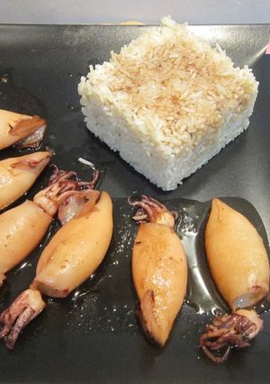 Una foto de Calamarcitos y arroz con salsa de soja