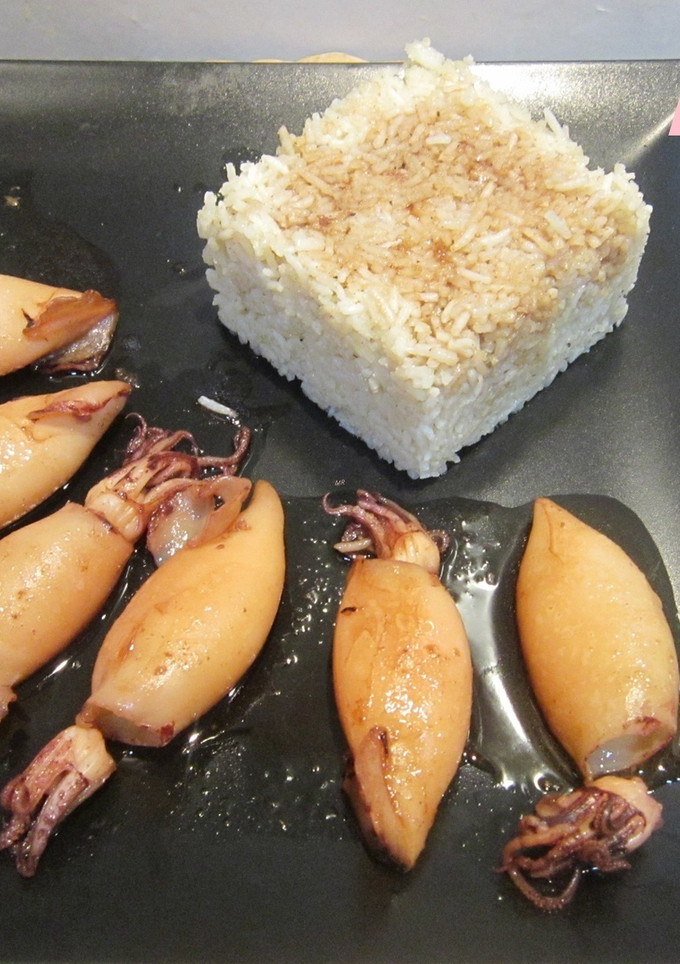 Una foto de Calamarcitos y arroz con salsa de soja