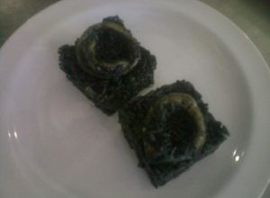 Una foto de Risotto con frutos de mar y tinta de calamar