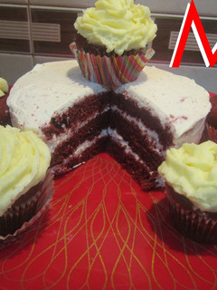 Una foto de Pastel de terciopelo rojo (Red velvet bundt cake)