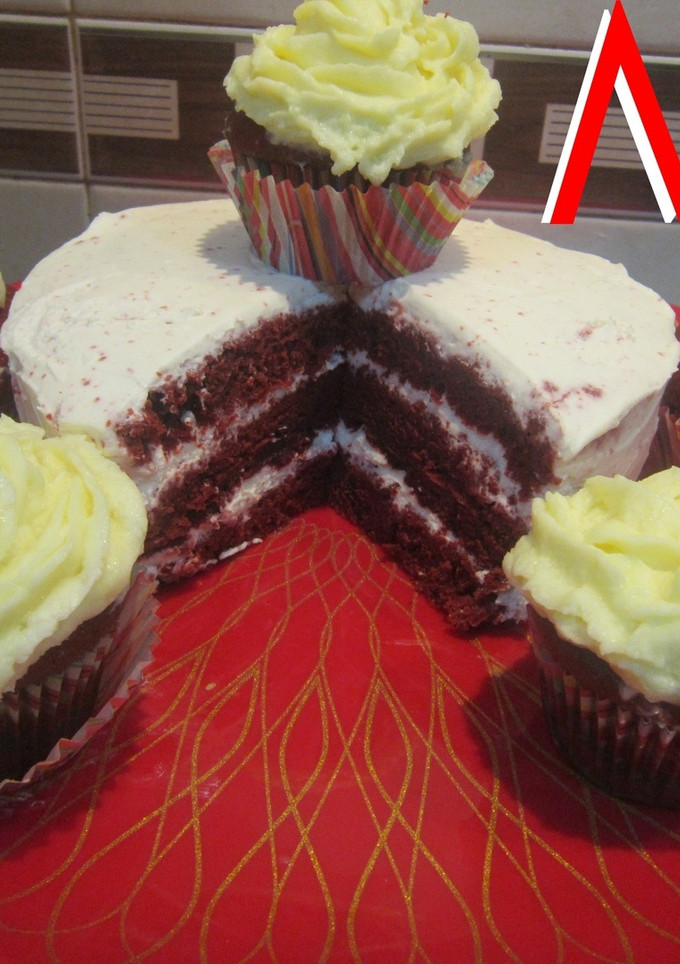 Una foto de Pastel de terciopelo rojo (Red velvet bundt cake)