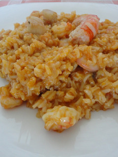Una foto de Arroz cremoso de mariscos con aroma de naranja