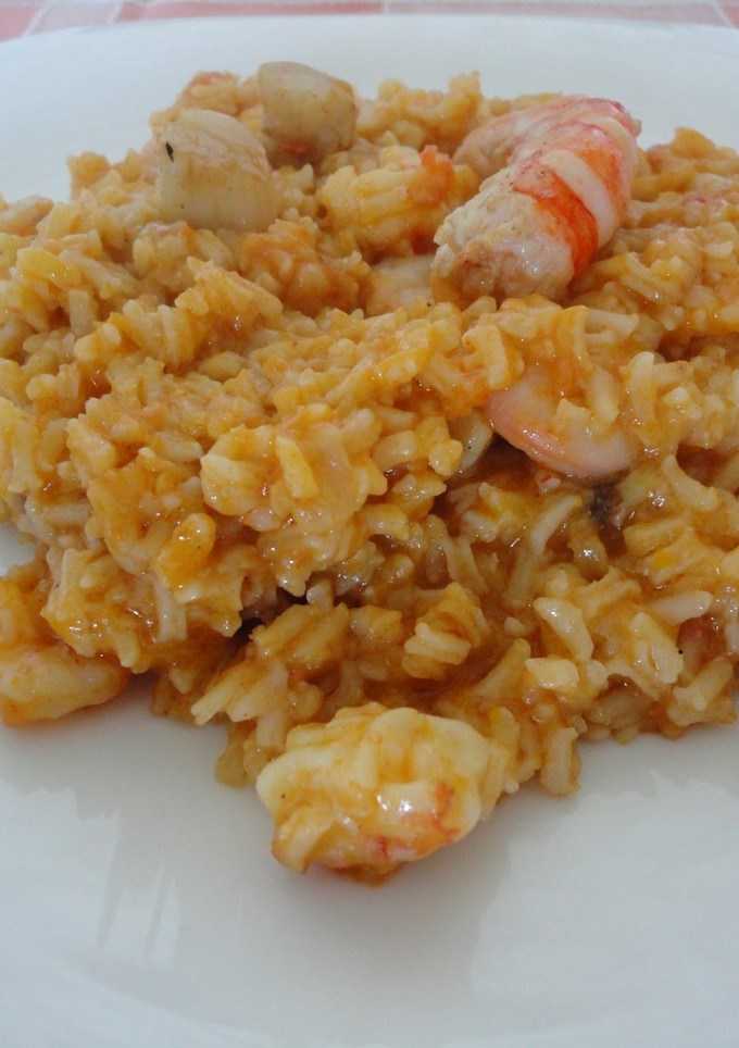 Una foto de Arroz cremoso de mariscos con aroma de naranja
