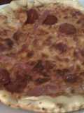 Pizza con masa siciliana de pepperoni y jamón