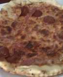 Pizza con masa siciliana de pepperoni y jamón