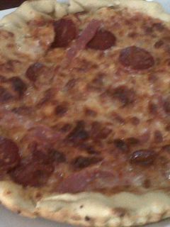 Una foto de Pizza con masa siciliana de pepperoni y jamón