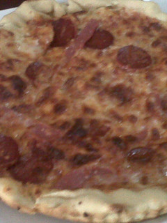 Una foto de Pizza con masa siciliana de pepperoni y jamón