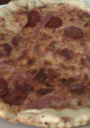 Una foto de Pizza con masa siciliana de pepperoni y jamón