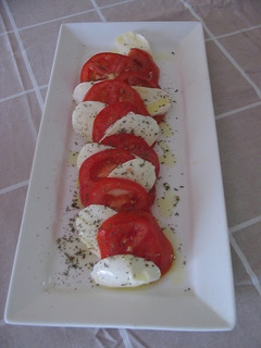 Una foto de Ensalada de tomate y queso