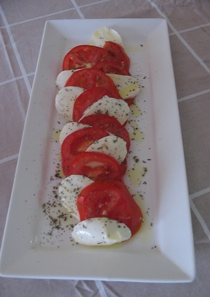 Una foto de Ensalada de tomate y queso 