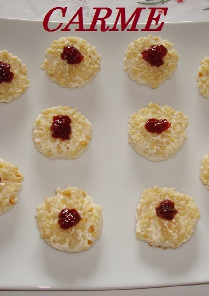 Una foto de Canapés de queso a las finas hierbas y almendras