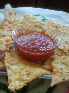 Una foto de Tostaditas de queso con ajonjoli y paprika