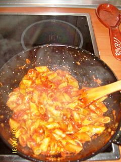 Una foto de Pasta con carne y salsa de tomate