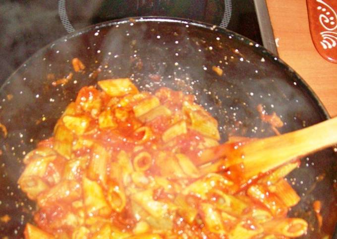 Foto principal de Pasta con carne y salsa de tomate