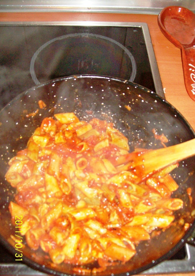 Una foto de Pasta con carne y salsa de tomate