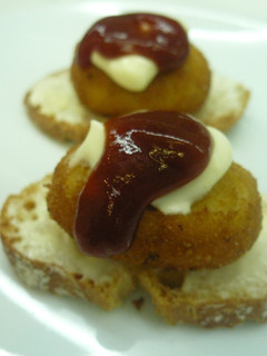 Una foto de Tostada de croqueta y ketchup