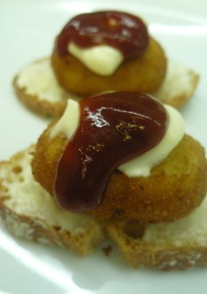 Una foto de Tostada de croqueta y ketchup