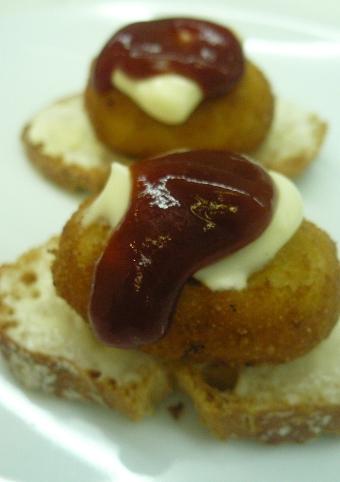 Una foto de Tostada de croqueta y ketchup