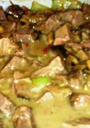 Una foto de Cuete o peceto al vino tinto con champiñones