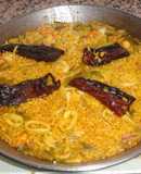 Paella de gambones con calamares frescos y ajos tiernos