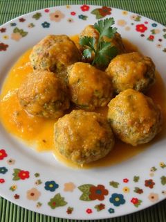 Una foto de Albóndigas de acelgas y jamón en salsa de zanahoria