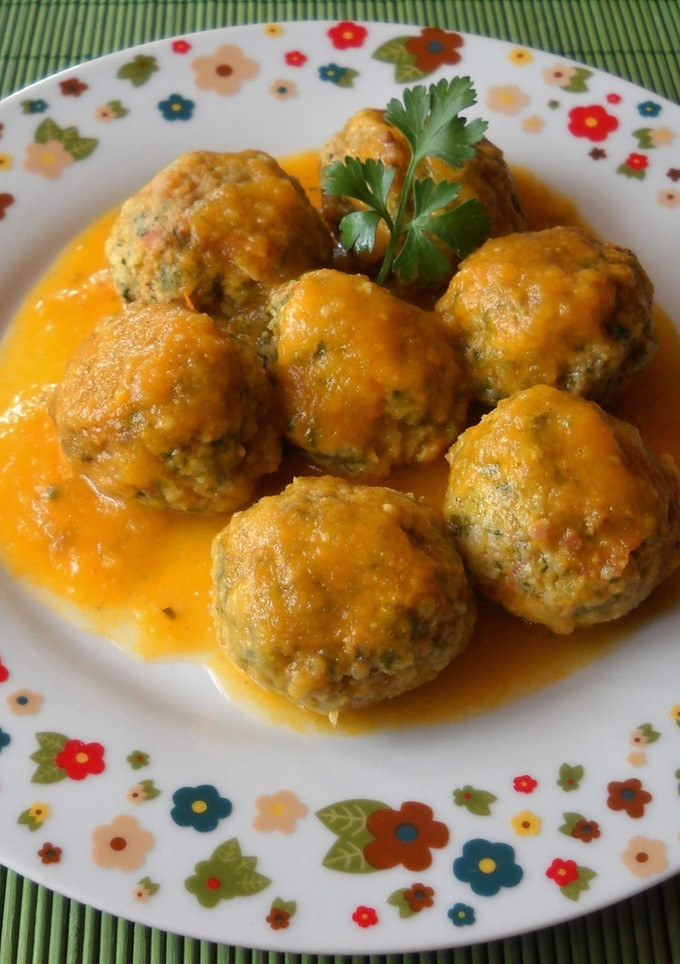 Una foto de Albóndigas de acelgas y jamón en salsa de zanahoria