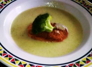 Una foto de Crema de brócoli con croutons